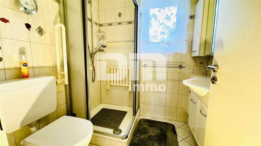 (R)eserviert!Teilsaniertes Traumhaus in begehrter Lage auf großem Grundstück mit Panoramablick - EG Badezimmer / Dusche